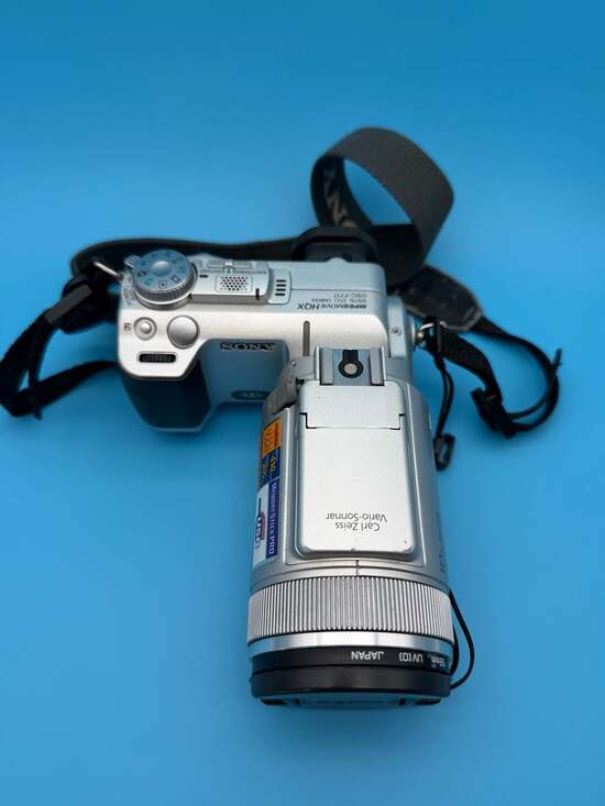 Sony Cyber-shot DSC-F717 MPEG Movie HQX Digital Still Camera 5.0MP Carl Zeiss Le